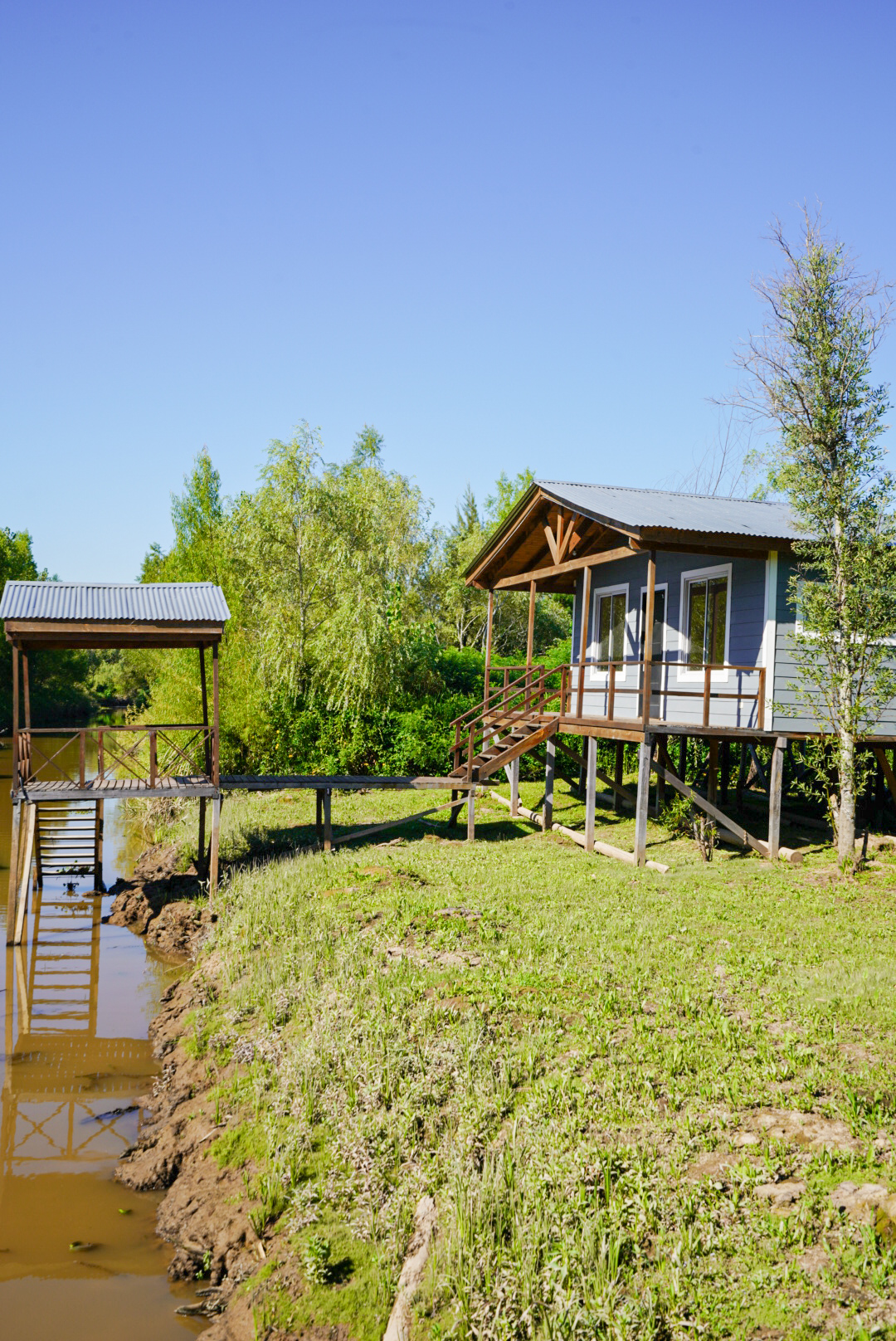 Vivienda náutica sobre el río en Fregatas